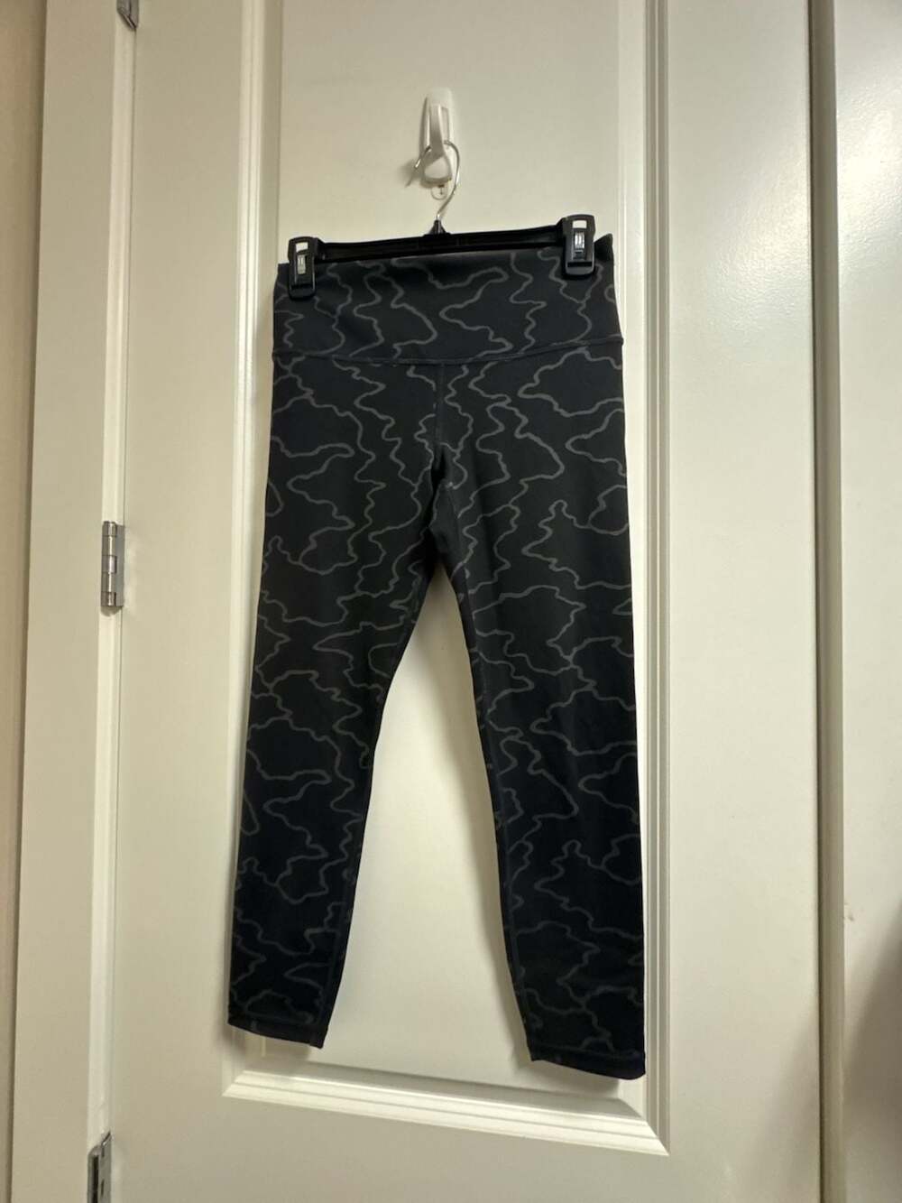Athleta Elation Train Textured 7/8 Tight Size S Black Camo Leggings